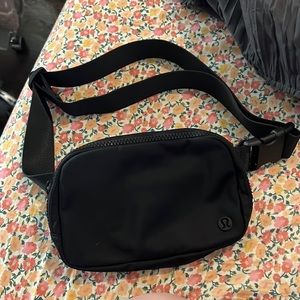 black lululemon fanny pack